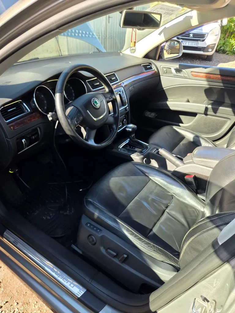 Zdjęcie: 2011 Skoda Superb