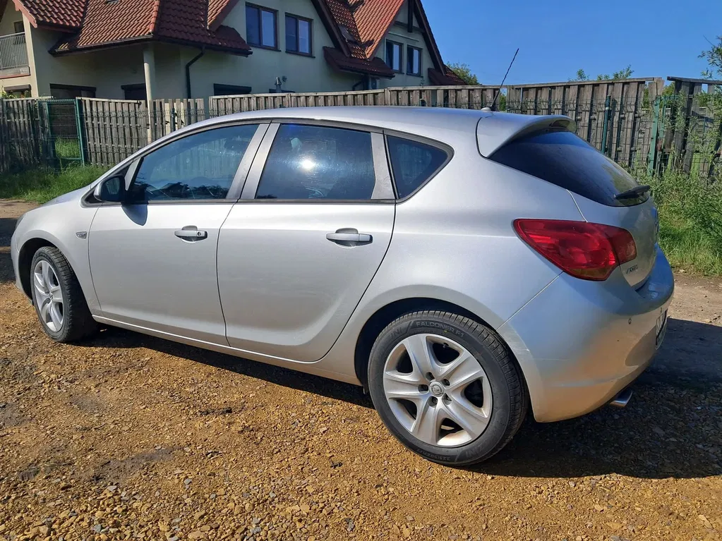 Zdjęcie: 2011 Opel Astra